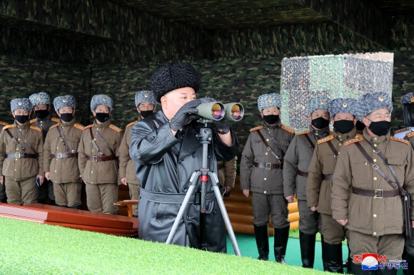 김정은 북한 국무위원장이 지난달 28일 인민군 부대들의 합동타격훈련을 지켜보고 있는 모습. 북한은 2일 낮 12시 37분쯤 강원도 원산 인근에서 동해상으로 단거리 탄도미사일로 추정되는 발사체 2발을 발사했다. 연합뉴스