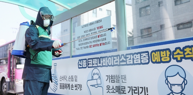 의왕시는 코로나19 확산에 따른 시민 불안감 해소를 위해 버스정류장 등 공공시설물에 대한 방역을 강화하고 있다. 의왕시 제공 