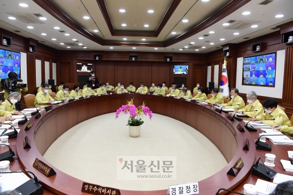 문재인 대통령이 3일 국무회의를 주재하고 있다. 2020. 3.3 도준석 기자pado@seoul.co.kr