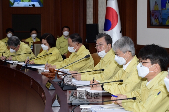 문재인 대통령이 3일 국무회의를 주재하고 있다. 2020. 3.3 도준석 기자pado@seoul.co.kr