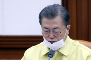 [속보] 문 대통령 “마스크 충분히 공급 못해 불편…국민께 송구”