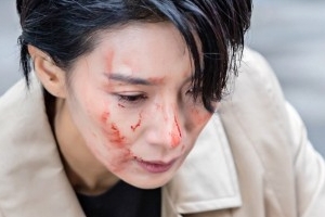 ‘아무도 모른다’ 김서형, 피투성이 얼굴 포착 “인생 흔들 사건”
