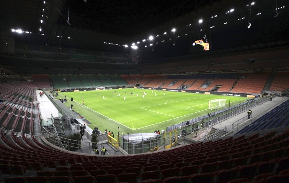 지난 27일(현지시간) 이탈리아 밀란의 축구경기장에서 코로나19로 아예 관중의 출입을 막은 채로 경기가 열리고 있다. AP통신