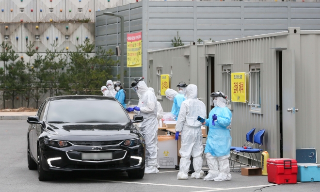 3일 용인시가 용인시민체육공원에 설치한 드라이브 스루 선별진료소에서 시민들이 검사를 받고 있다.  용인시 제공