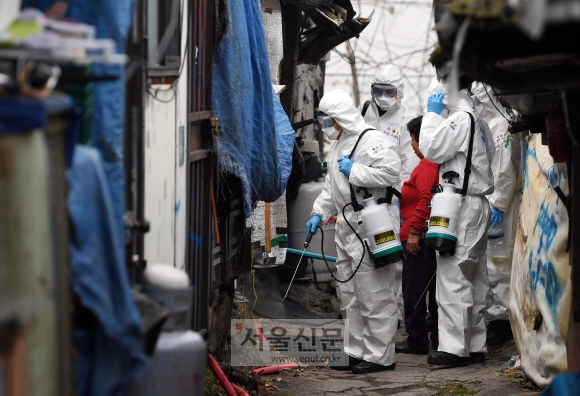 육군 수도방위사령부 장병들이 3일 서울 강남구 구룡마을에서 신종 코로나바이러스 감염증(코로나19) 확산 예방 방역을 하고 있다.2020.3.3 박윤슬 기자 seul@seoul.co.kr