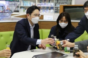 이재용, 코로나19 확진 4명 나온 구미사업장 찾아 임직원 격려