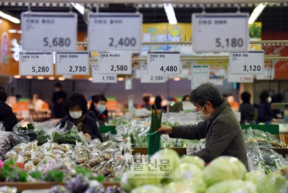 코로나19 사태 여파로 외식·여행 소비가 크게 위축된 가운데 3일 서울 하나로마트 양재점에서 시민들이 마스크를 쓴 채 식자재를 고르고 있다. 박윤슬 기자 seul@seoul.co.kr
