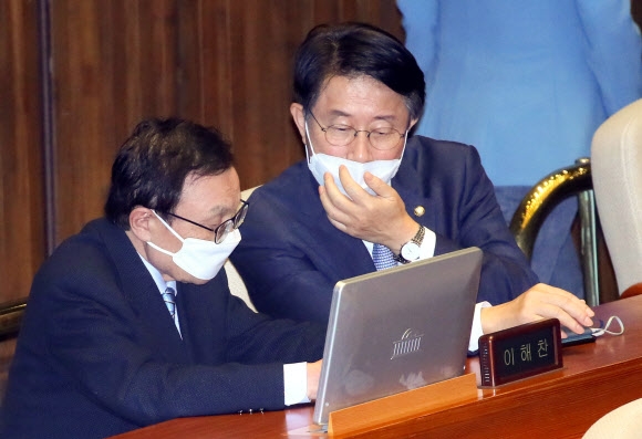 더불어민주당 이해찬 대표(왼쪽)와 조정식 정책위의장이 3일 국회 본회의장에서 이야기를 나누고 있다. 2020.3.3 연합뉴스