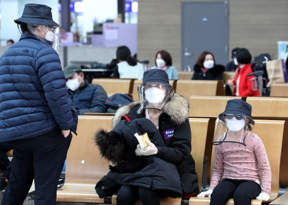 3일 오후 인천국제공항 제1여객터미널 출국장에서 중국 동방항공을 이용해 옌타이로 떠나는 가족이 얼굴 가리개와 마스크 등을 착용한 채 출국 준비를 하고 있다. 이들도 코로나19 바이러스 역유입을 우려한 옌타이 시 당국의 조치에 따라 14일 격리 생활에 들어갔을 것으로 보인다. 연합뉴스 