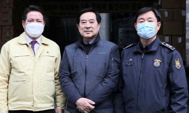 최대호(왼쪽) 안양시장과 김진구(오른쪽) 안양교도소장이 3일 지역 내 마스크제조업체인 ㈜에버그린을 방문해 마스크정전기 필터를 무상으로 제공키로 한 이승환 대표에게 감사의 뜻을 전했다. 안양시 제공