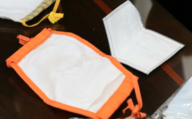 안양교도소가 오는 9일부터 판매하는 정전기 필터가 장착된 면마스크. 면마스크와 정진기 필터.