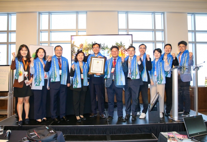 지난 3일(현지시간) 미국 플로리다주 마이애미에서 열린 국제원예생산자협회 총회에서 2023순천만국제정원박람회 유치에 성공한 전남도와 순천시 관계자들이 기쁨을 표현하고 있다.