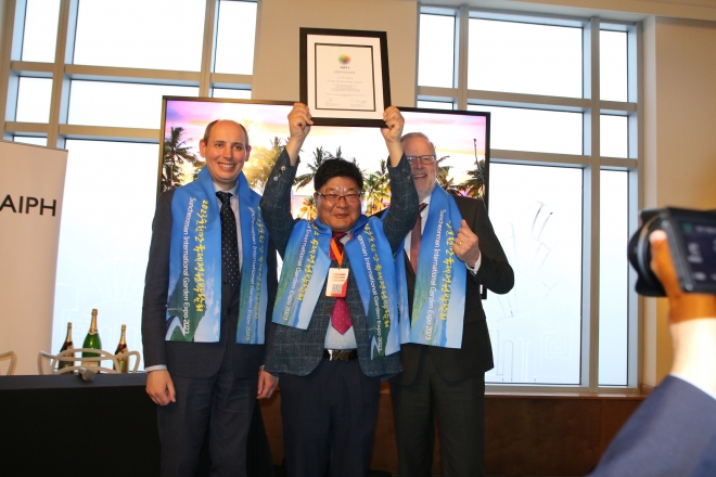 2023 순천만국제정원박람회 유치에 성공한 김병주(가운데) 순천부시장이 국제원예생산자협회 관계자들과 함께 기념촬영을 하고 있다.