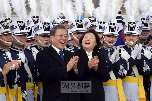 문재인 대통령과 김정숙 여사가 4일 충북 청주시 공군사관학교에서 열린 제68기 졸업 및 임관식에 참석해 졸업생도들과 기념촬영하고 있다. 2020. 3.4 도준석 기자pado@seoul.co.kr