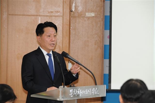 장덕천 경기 부천시장이 지난달 17일 시청 브리핑룸에서 국토교통부에서 주관한 ‘2020년 스마트시티 챌린지 본사업’ 최종 선정 결과를 발표하고 있다. 부천시는 이 사업에 선정된 지자체 3곳 가운데 유일한 기초지자체다. 부천시 제공