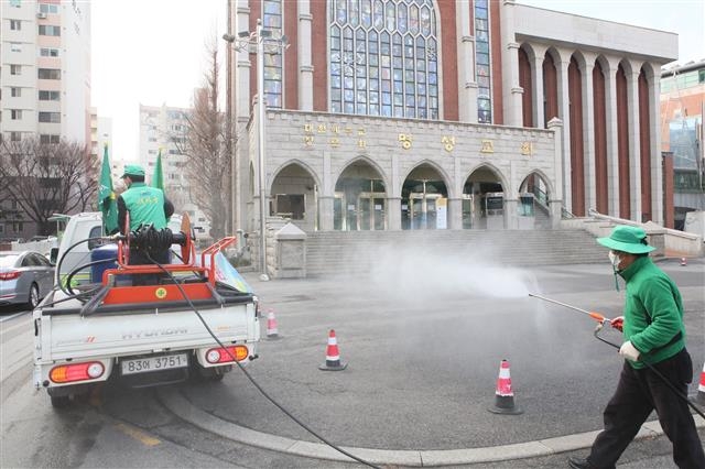 서울 강동구가 명성교회에 선별진료소를 설치하고 방역하는 모습. 강동구 제공