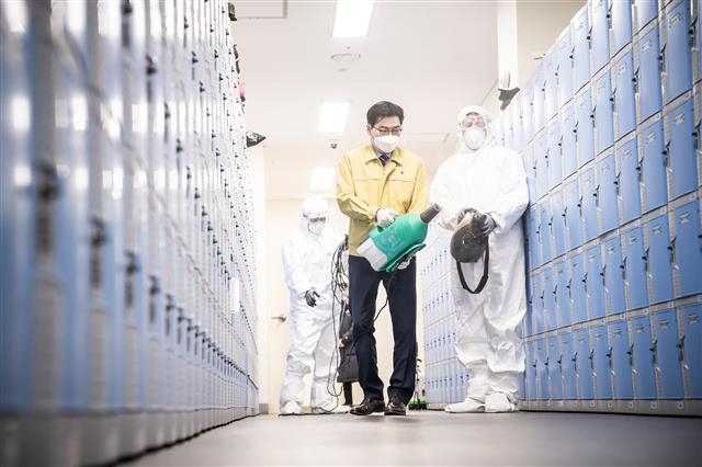 이정훈 강동구청장은 지난달 5일 대왕문화체육관을 찾아 직접 소독을 실시했다. 강동구 제공