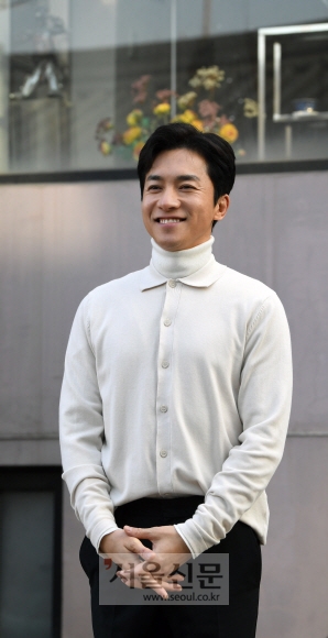 배우 김영민은 MBC ‘라디오스타’에 출연한 뒤 한동안 ‘동안 얼굴’로 화제몰이를 했다. “예전에는 콤플렉스였는데, 지금 생각해 보면 그 덕에 배우로서 좋은 기회를 많이 얻었던 거 같다”는 그에게 ‘동안 비결’을 물었더니 “철없이, 나잇값 못해야 하는데”라며 수줍게 웃었다. 이종원 선임기자 jongwon@seoul.co.kr