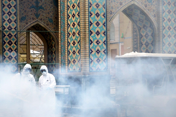 이란 마슈하드의 이맘 레자 사원 방역작업