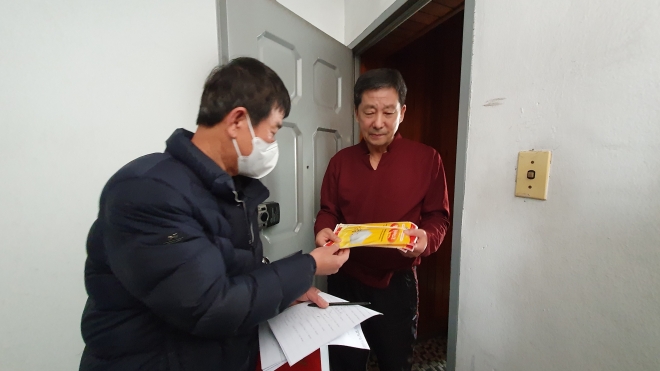 이천시는 65세 이상 노인들에게 마스크 8만8800장을 무료로 배부했다. 이통장들이 2만9600명의 65세 이상 노인들을 직접 찾아가 전달하고 있다. 이천시 제공 