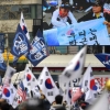탄핵 대통령의 ‘옥중 정치’… “보수표 결집” vs “중도층 이탈”