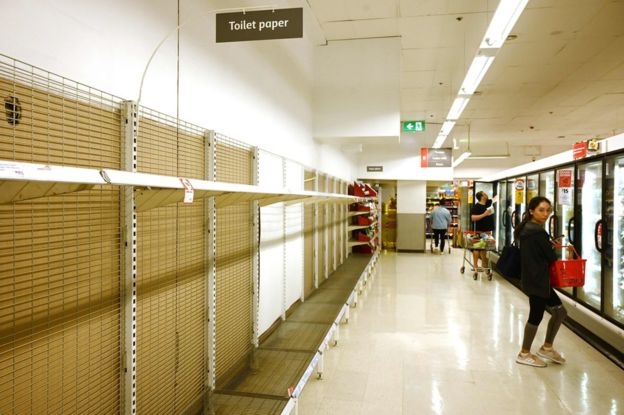 호주의 한 슈퍼마켓 휴지 매대가 텅 비어 있다. 게티 이미지즈