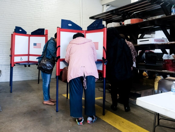 ‘슈퍼 화요일’ 투표하는 미국 유권자들