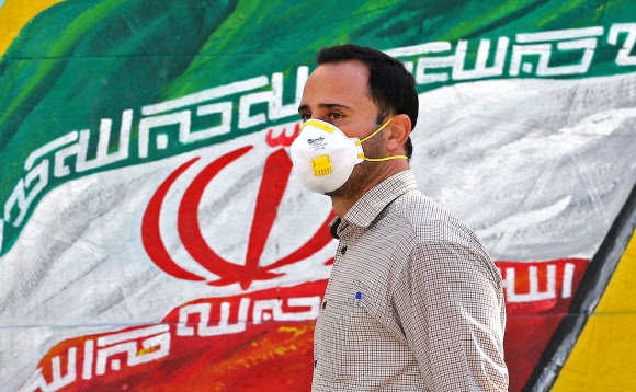 4일(현지시간) 이란 테헤란의 한 시민이 마스크를 쓰고 걷고 있다. 2020.3.4 AFP 연합뉴스