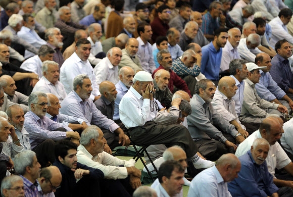 지난 1월 이란 테헤란의 대형 모스크에서 예배 중인 시민들. 이란 전역에서 코로나19가 급속히 확산 중인 가운데 이란 정부는 집단예배를 자제할 것을 당부했다. 2020.3.4  EPA 연합뉴스