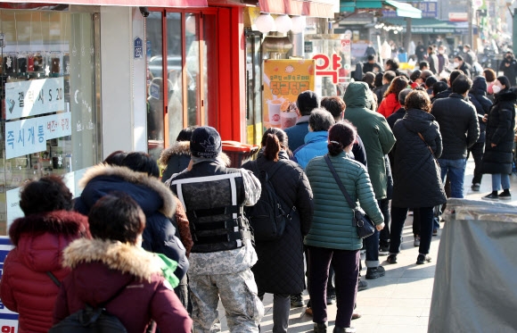 5일 오전 서울 종로5가 인근 약국 앞에 마스크를 사기 위해 시민들이 줄을 서고 있다. 2020.3.5 연합뉴스