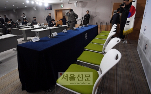 [서울포토] 정부, 마스크 수급 안정화 대책 합동브리핑 연기