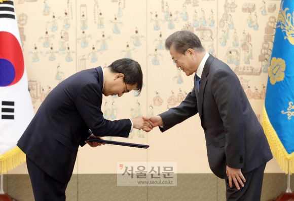 문재인 대통령이 5일 청와대에서 노태악 신임 대법관에게 임명장을 수여하고 있다. 2020. 3.5 도준석 기자pado@seoul.co.kr