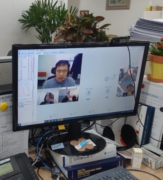 조성환 행정안전부 홍보담당관이 온라인 화상회의를 통해 기자들에게 브리핑을 하고 있다. 행안부 제공 