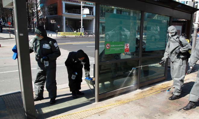 대대적인 방역 작업에 참여한 시민들이 버스정류장 의자 등에 대한 소독 작업을 벌이고 있다.  과천시 제공