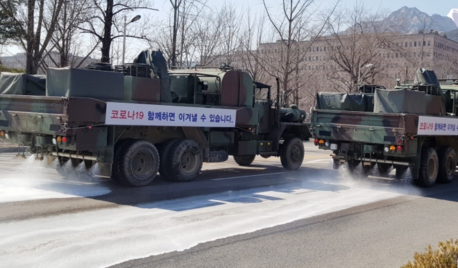 군부대에서 지원한 살수차량이 동원 돼 과천청사 앞 도로 방역 작업을 하고 있다.