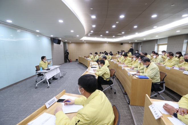 5일 화성시청 인근 모두누림센터에서 서철모 화성시장이 재난안전대책본부 회의를 주재하고 있다. 화성시 제공 
