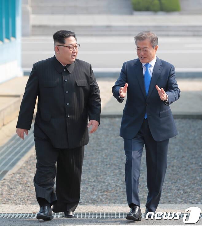 문재인 대통령과 김정은 북한 국무위원장이 지난해 4월 27일 판문점 군사분계선에서 만나 회담장인 평화의집으로 이동하고 있다. 뉴스1 자료사진 