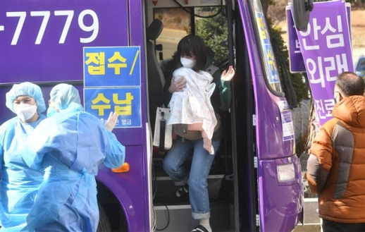 [포토] 안심외래진료소 이용하는 시민들