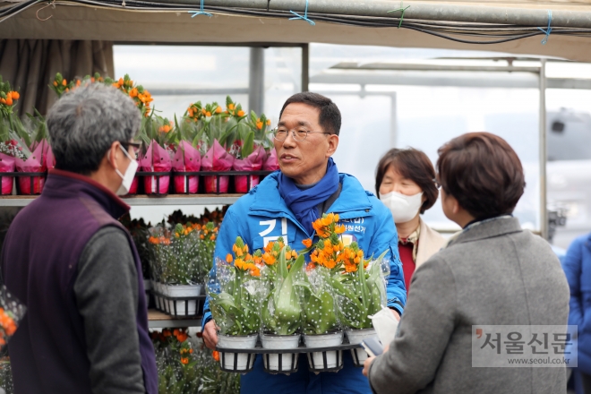 김주영 후보가 고촌읍 화훼농가를 방문해 피해 상황을 듣고 있다.