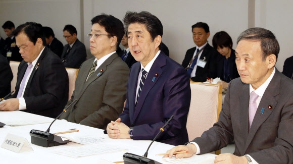 아베 신조(오른쪽 두 번째) 일본 총리가 5일 도쿄 총리관저에서 열린 코로나19 대책본부회의에서 발언하고 있다. 연합뉴스