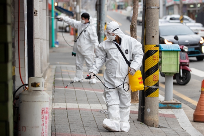 증평군 주민들이 지난 4일 자발적으로 관내 방역활동을 하고 있다. 증평군 제공.