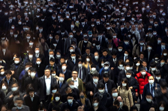 일본 도쿄의 시나가와역을 통해 출근 중인 시민들이 코로나19 감염 예방을 위한 마스크를 쓰고 있다. 2020.3.2  로이터 연합뉴스