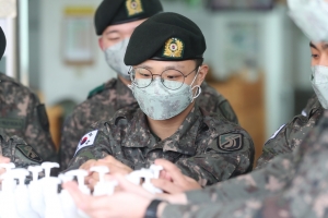 군, 장병 지급 마스크 하루 1매→일주일 2매로 줄여