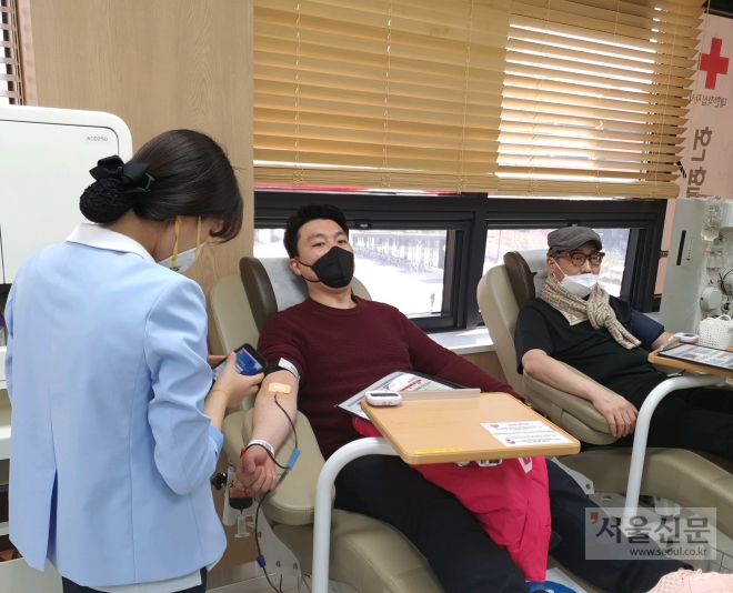 박진호 미래통합당 김포시갑 후보가 헌혈에 동참하고 있다.