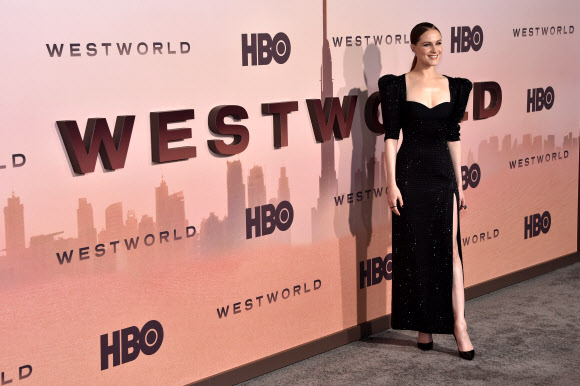 영화배우 에반 레이첼 우드가 5일(현지시간) 미국 캘리포니아주 로스앤젤레스 TCL 차이니즈 시어터에서 열린 HBO 드라마 ‘웨스트월드(Westworld)’ 시즌 3 프리미어 시사회에 참석해 포즈를 취하고 있다.<br>AFP 연합뉴스