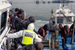 인천해경, 오이도 해상 표류 9명 탄 낚시어선 구조