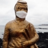 [포토] ‘코로나19’ 파도에 마스크 쓴 제주해녀 동상 등장