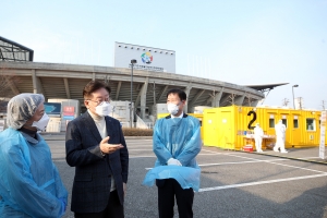 이재명 “빠르고 저렴한 검사 시스템 만들 것” 선별검사 현장 점검