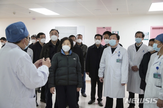 쑨춘란(왼쪽 두 번째) 중국 국무원 부총리가 지난달 21일(현지시간) 후베이성 우한 병원연합본부를 찾아 현황 설명을 듣고 있다. 우한 AP 뉴시스