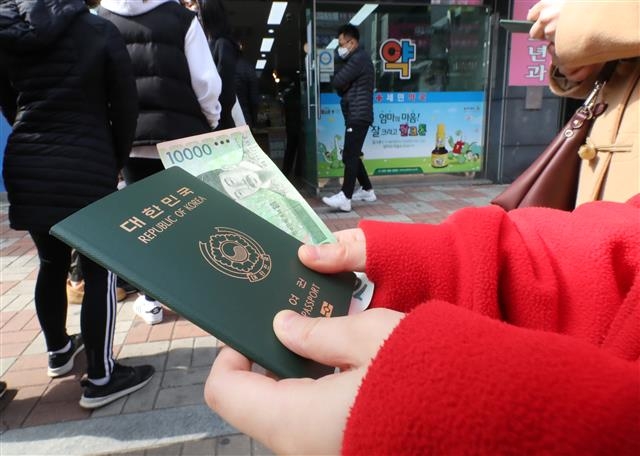 ‘마스크 구입 위해 여권.현금 준비’